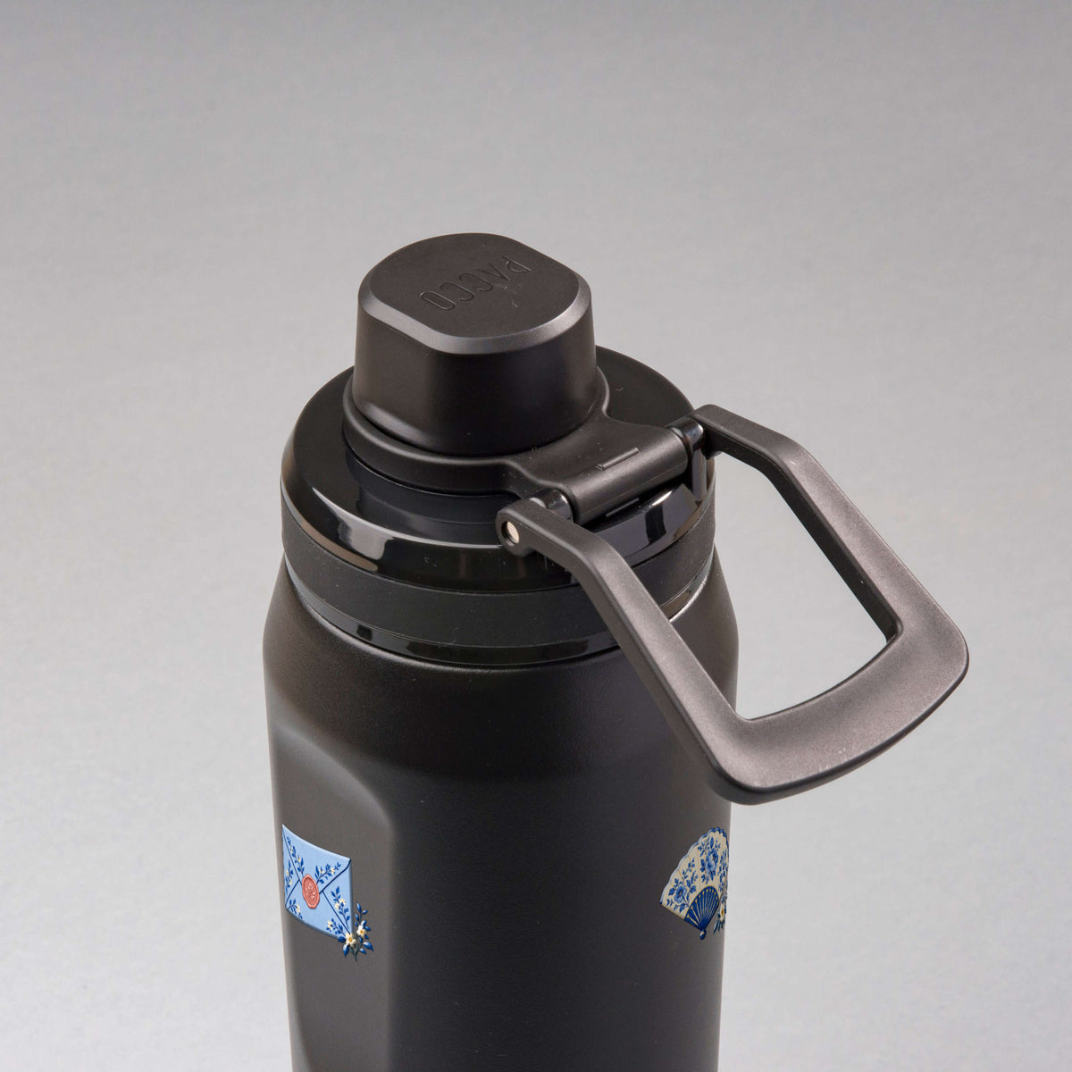Garrafa Térmica PACCO Vyta 650ml Porcelana Azul Preta, vista de cima com a alça de lado
