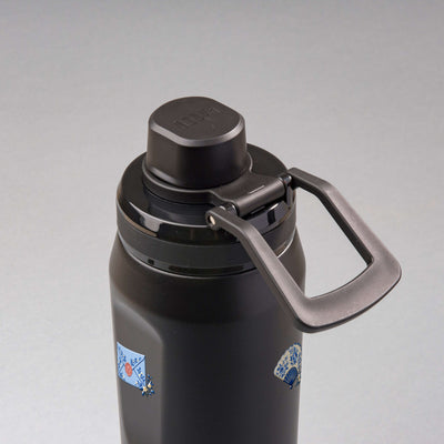 Garrafa Térmica PACCO Vyta 650ml Porcelana Azul Preta, vista de cima com a alça de lado