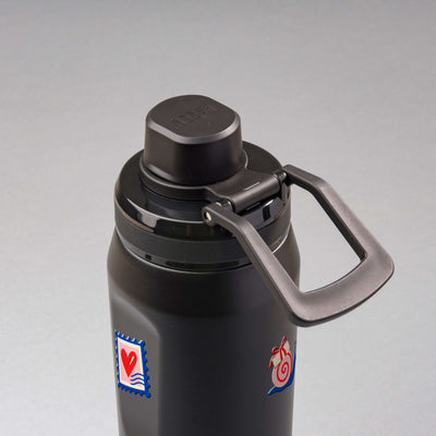 Garrafa Térmica PACCO Vyta 650ml Clube das Cartas Preta, vista de cima com a alça de lado