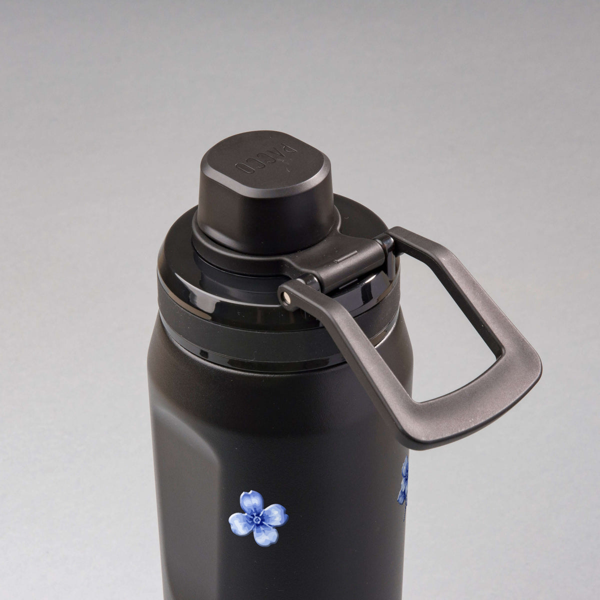 Garrafa Térmica PACCO Vyta 650ml Jardim Azul Preta, vista de cima com a alça de lado