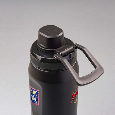 Garrafa Térmica PACCO Vyta 650ml After Hours Preta, vista de cima com a alça de lado