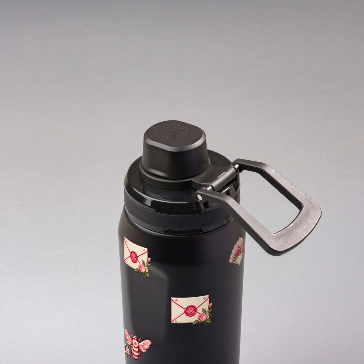 Garrafa Térmica PACCO Vyta 500ml Rosé Romântico Preta, vista de cima com a alça de lado