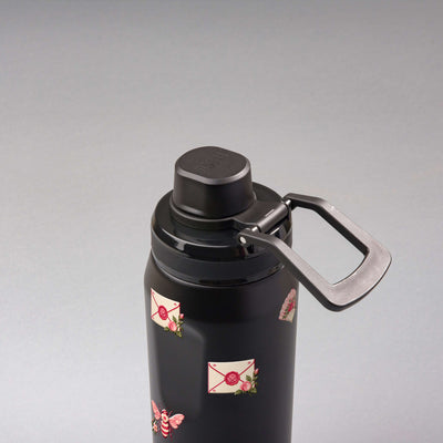 Garrafa Térmica PACCO Vyta 500ml Rosé Romântico Preta, vista de cima com a alça de lado