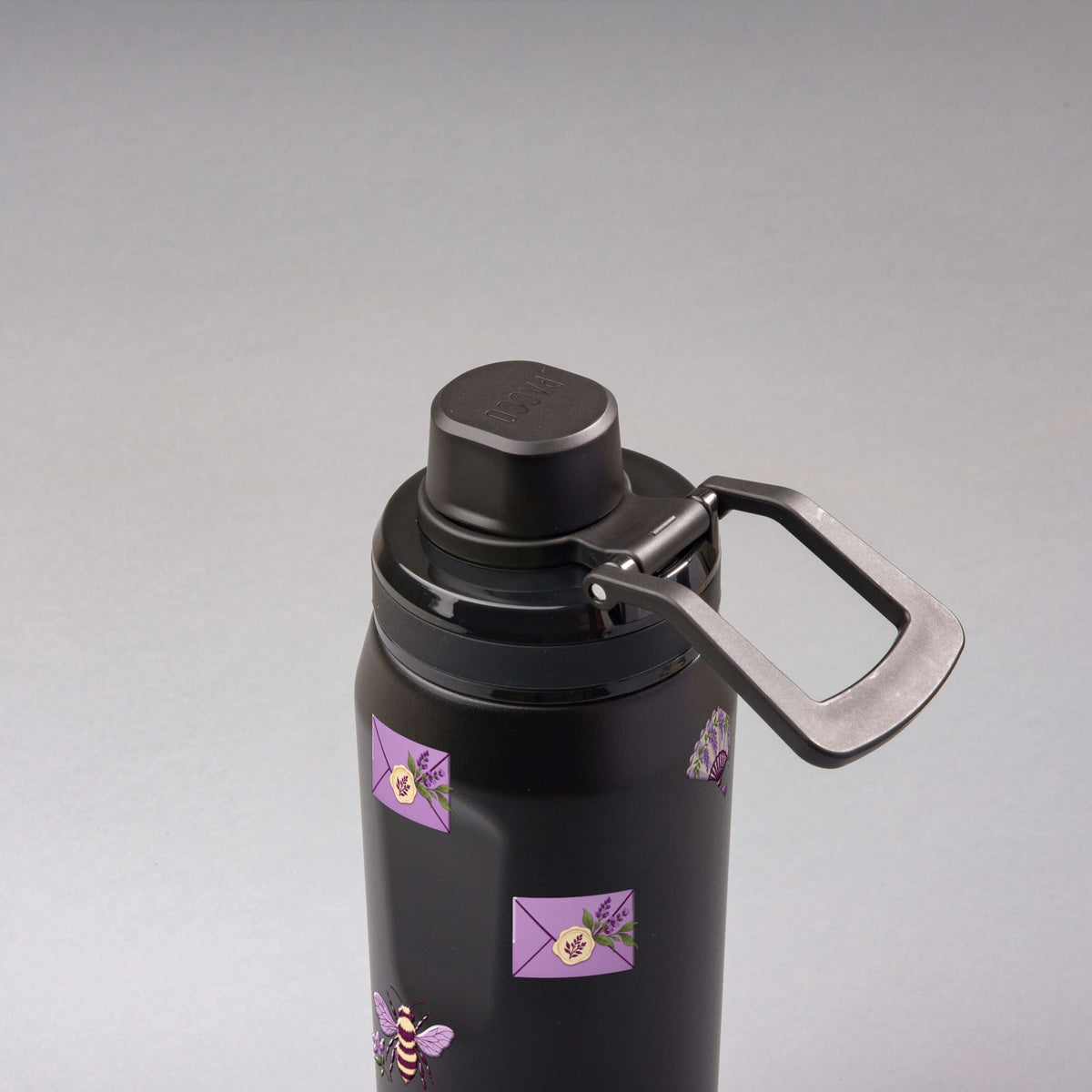 Garrafa Térmica PACCO Vyta 500ml Lavanda Botânica Preta, vista de cima com a alça de lado