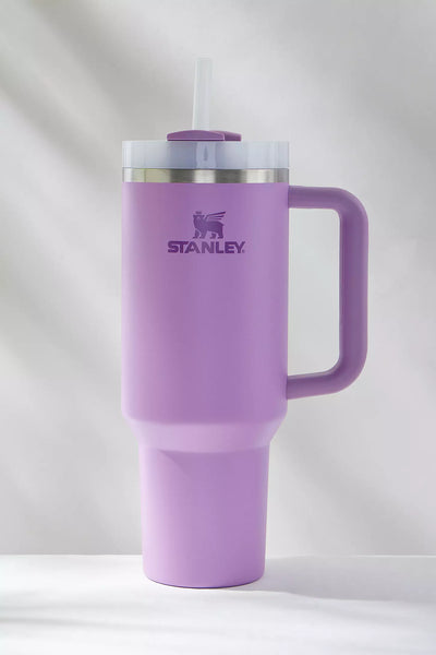 Copo Quencher Stanley 1,18L lilás com design ergonômico, ideal para hidratação intensa em aço inox reciclado.