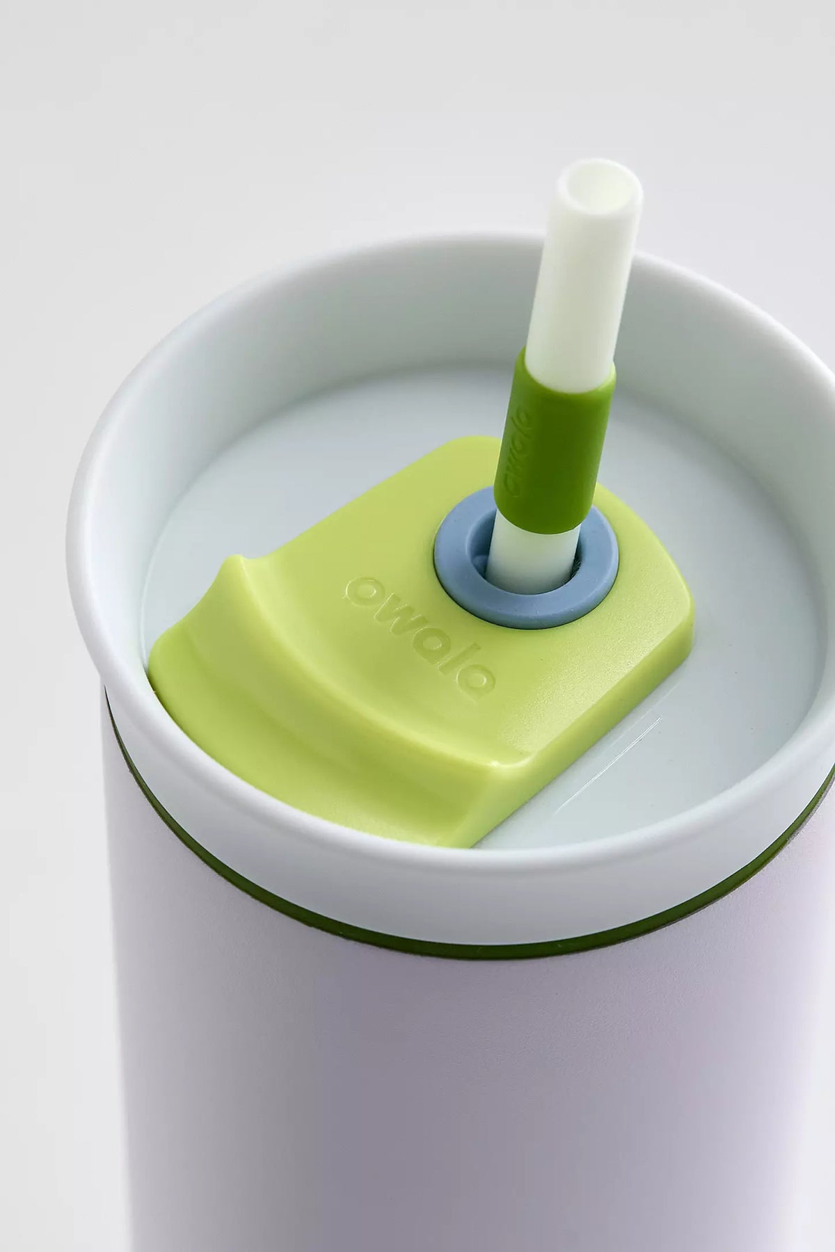 Copo Tumbler Térmico Owala - 710ml | 24oz com design inteligente e isolamento a vácuo de parede dupla para bebidas frias e quentes.