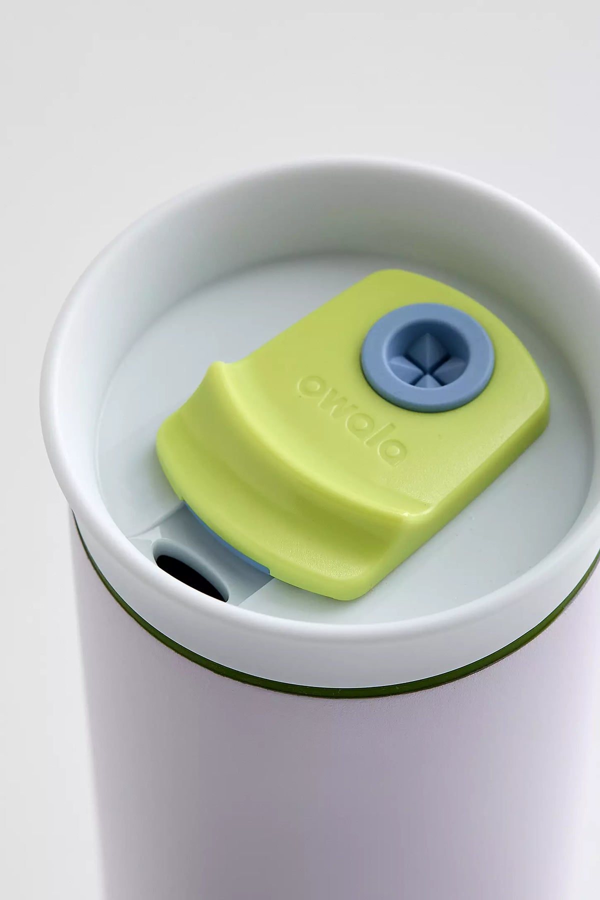 Copo Tumbler Térmico Owala - 710ml | 24oz com tampa verde e azul, isolamento a vácuo e design elegante para bebidas frias e quentes.