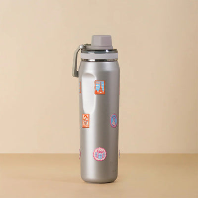 Garrafa Térmica PACCO Vyta 650ml Selos de Viagem OURO BRANCO, foto de estúdio