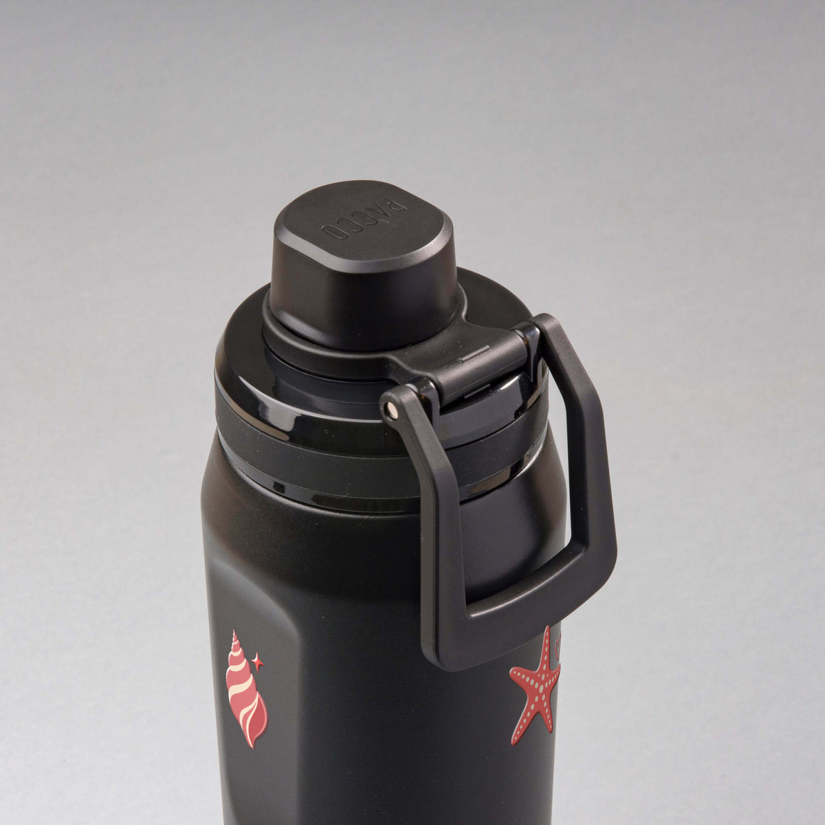 Garrafa Térmica PACCO Vyta 650ml Ocean Blush Preta, vista de cima com a alça na frente