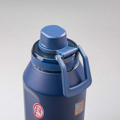 Garrafa Térmica PACCO Vyta 1200ml Selos de Viagem Marinho, vista de cima com a alça na frente