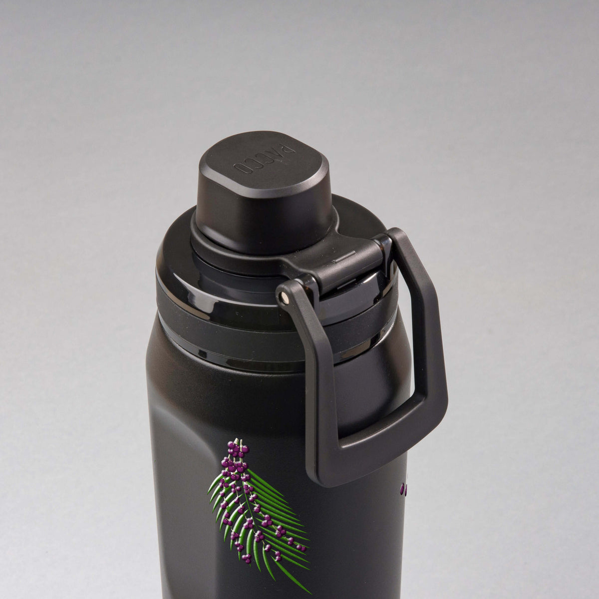Garrafa Térmica PACCO Vyta 650ml Açaí Preta, vista de cima com a alça na frente