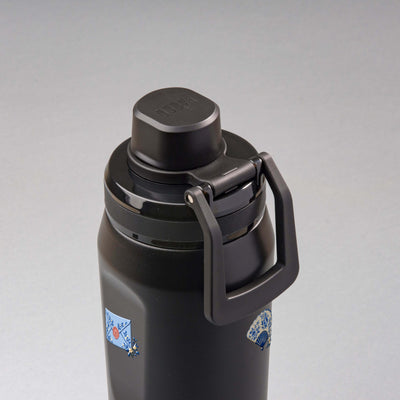 Garrafa Térmica PACCO Vyta 650ml Porcelana Azul Preta, vista de cima com a alça na frente