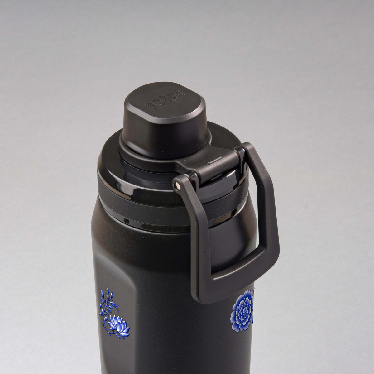 Garrafa Térmica PACCO Vyta 650ml Porcelana de Coalas Preta, vista de cima com a alça na frente