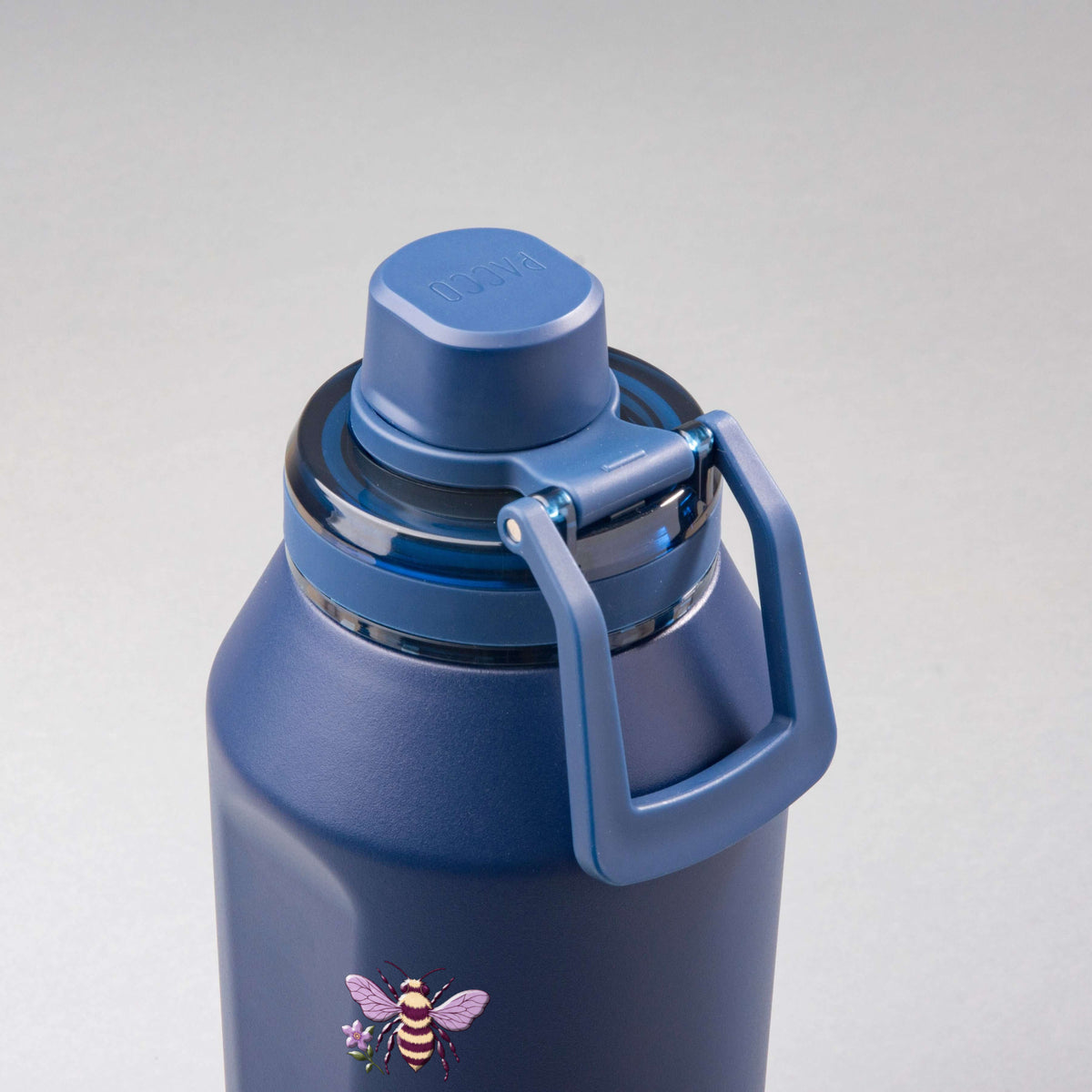Garrafa Térmica PACCO Vyta 1200ml Lavanda Botânica Marinho, vista de cima com a alça na frente