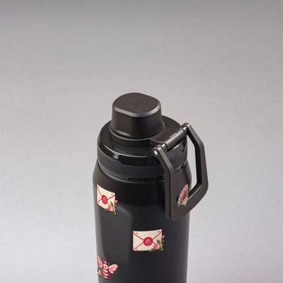 Garrafa Térmica PACCO Vyta 500ml Rosé Romântico Preta, vista de cima com a alça na frente