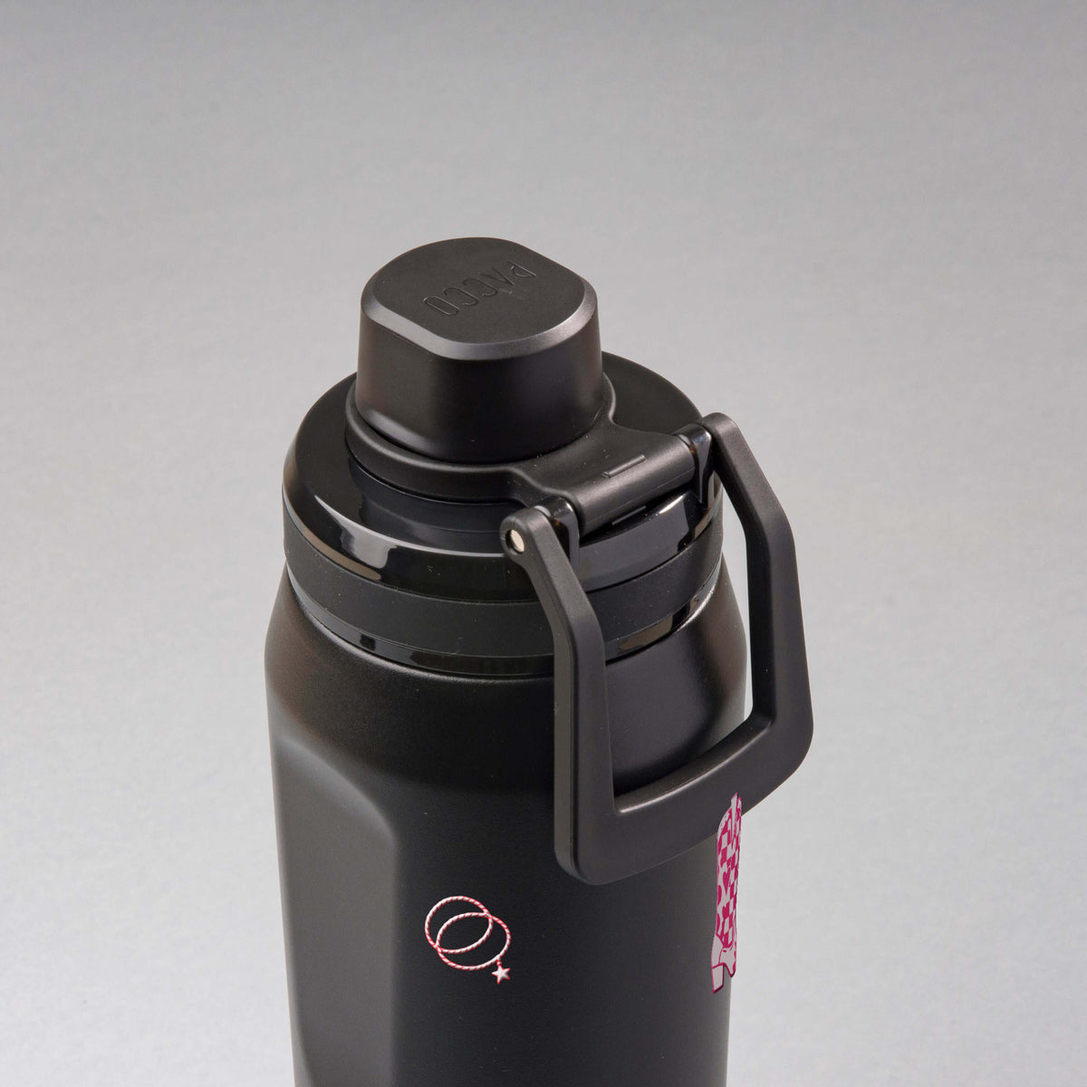 Garrafa Térmica PACCO Vyta 650ml Country Rosa Preta, vista de cima com a alça na frente
