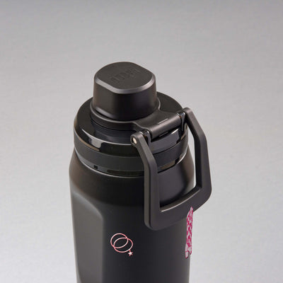 Garrafa Térmica PACCO Vyta 650ml Country Rosa Preta, vista de cima com a alça na frente