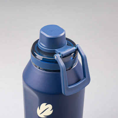 Garrafa Térmica PACCO Vyta 1200ml Folhas Creme Marinho, vista de cima com a alça na frente