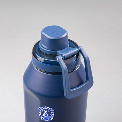 Garrafa Térmica PACCO Vyta 1200ml Porcelana de Coalas Marinho, vista de cima com a alça na frente