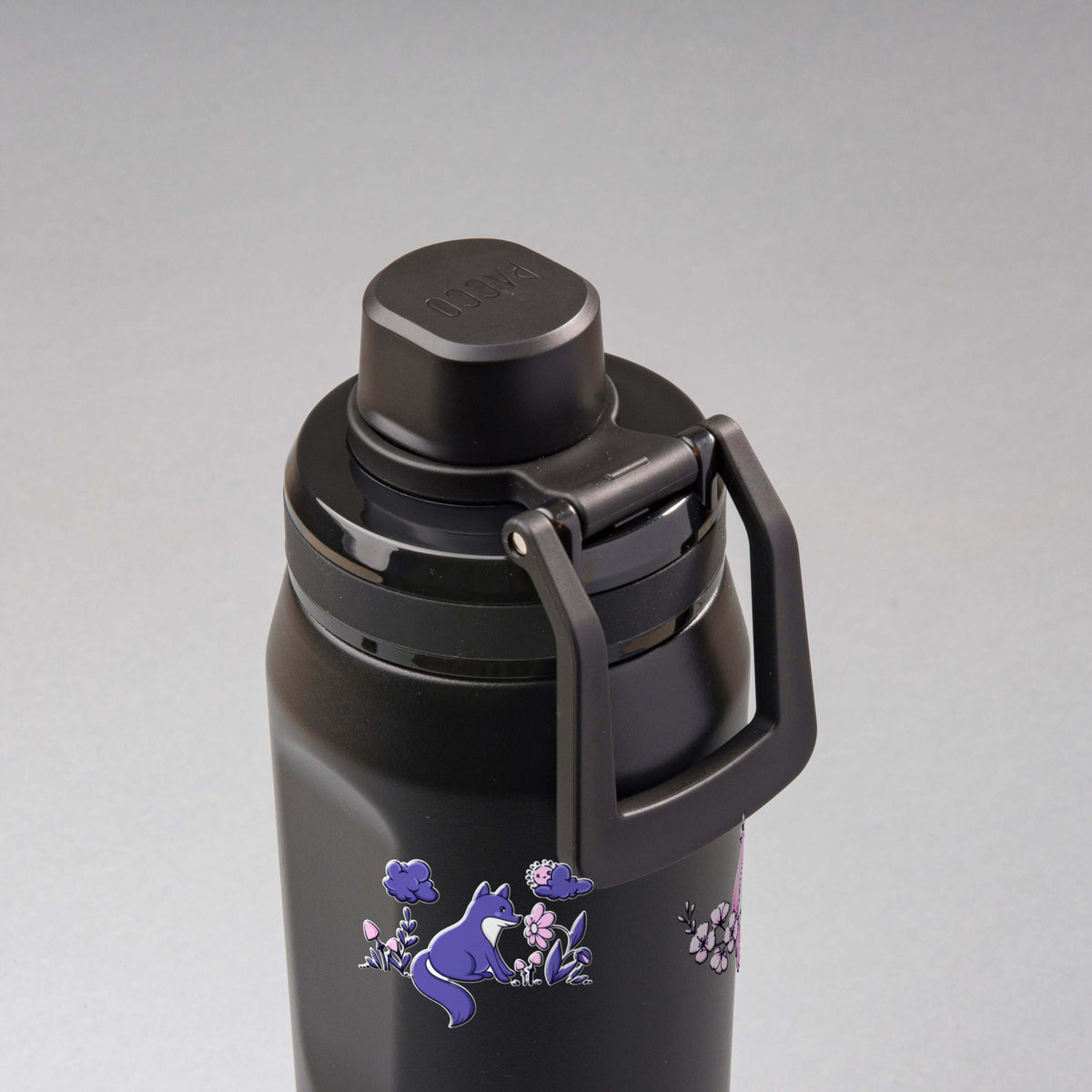 Garrafa Térmica PACCO Vyta 650ml Natureza Lilás Preta, vista de cima com a alça na frente