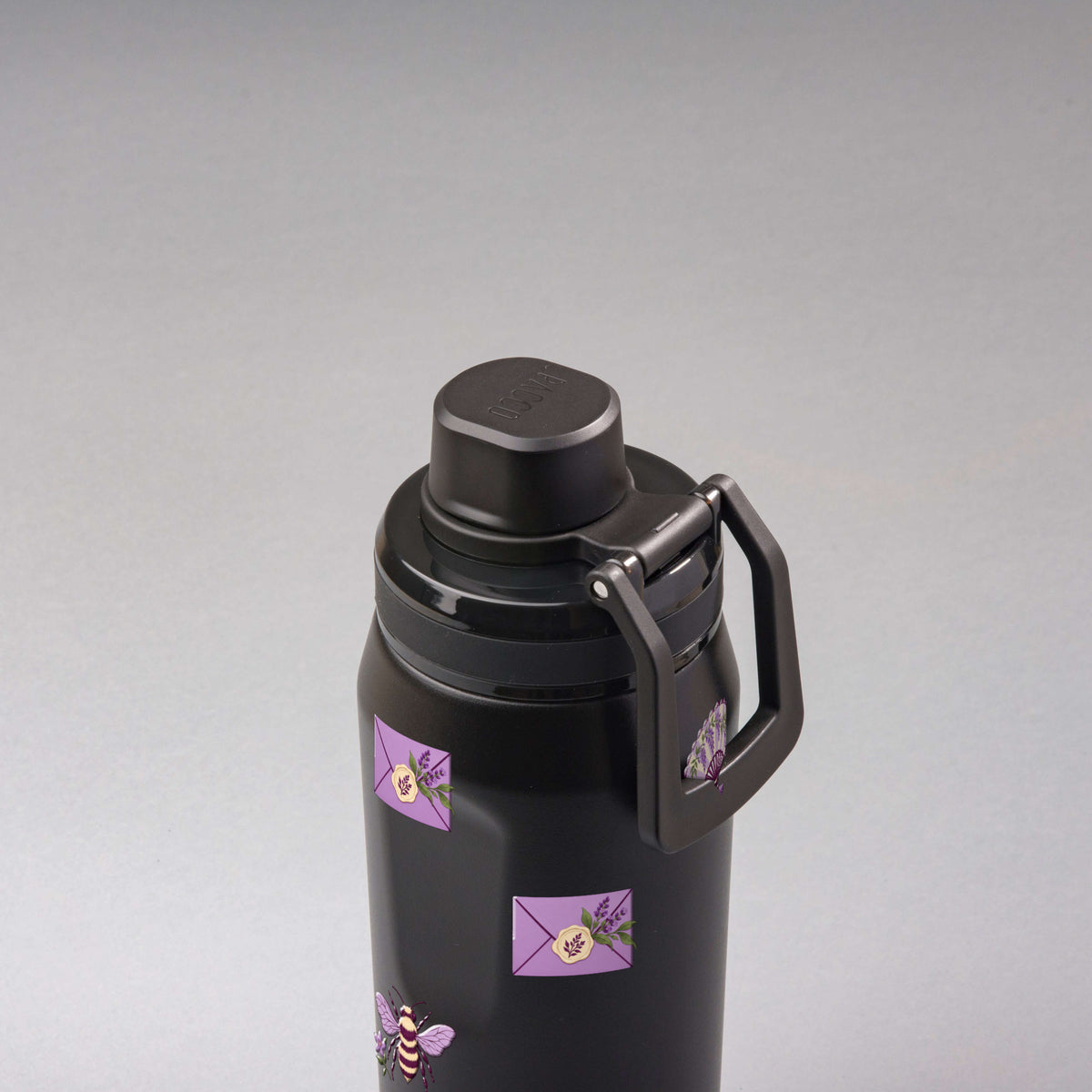 Garrafa Térmica PACCO Vyta 500ml Lavanda Botânica Preta, vista de cima com a alça na frente