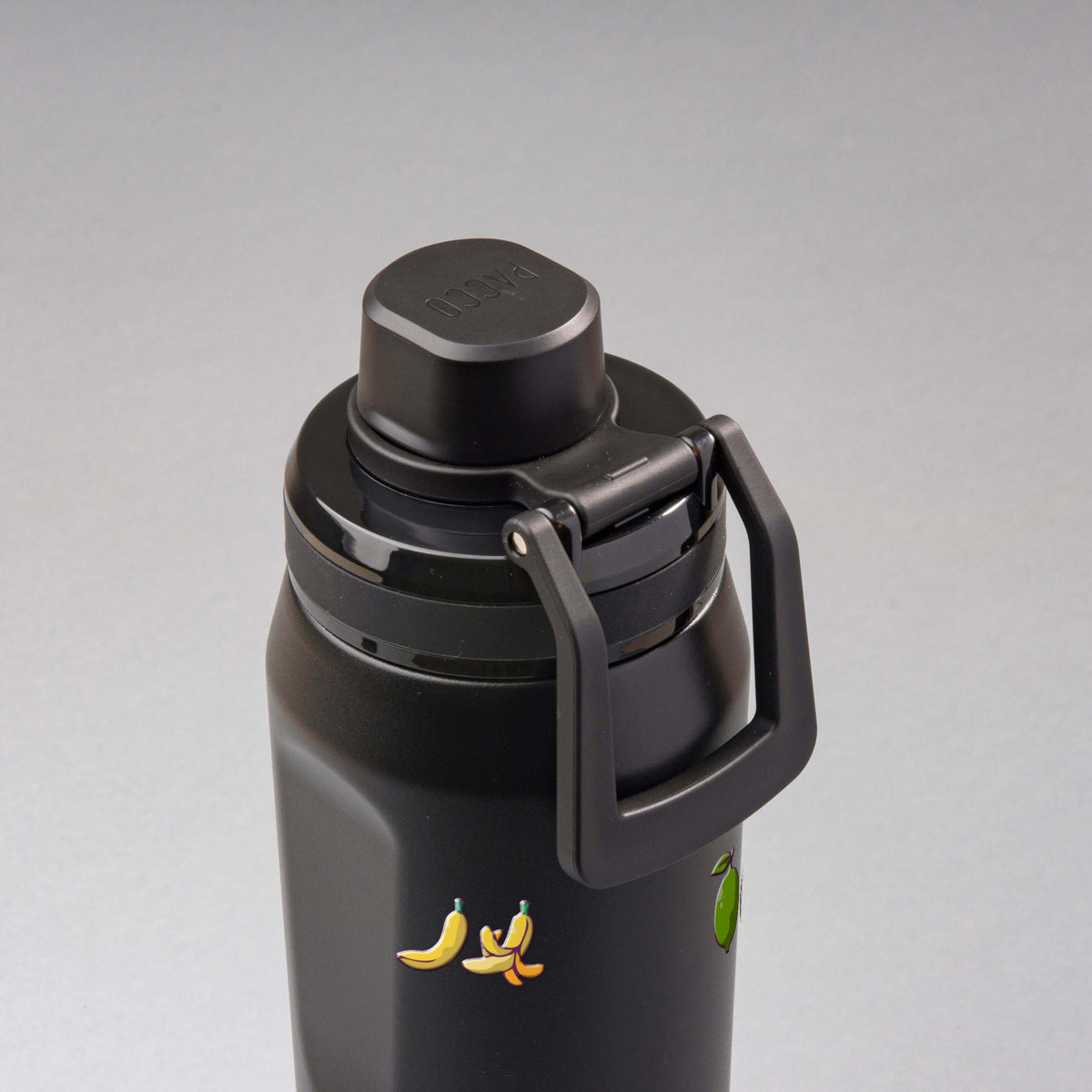 Garrafa Térmica PACCO Vyta 650ml Frutas Preta, vista de cima com a alça na frente