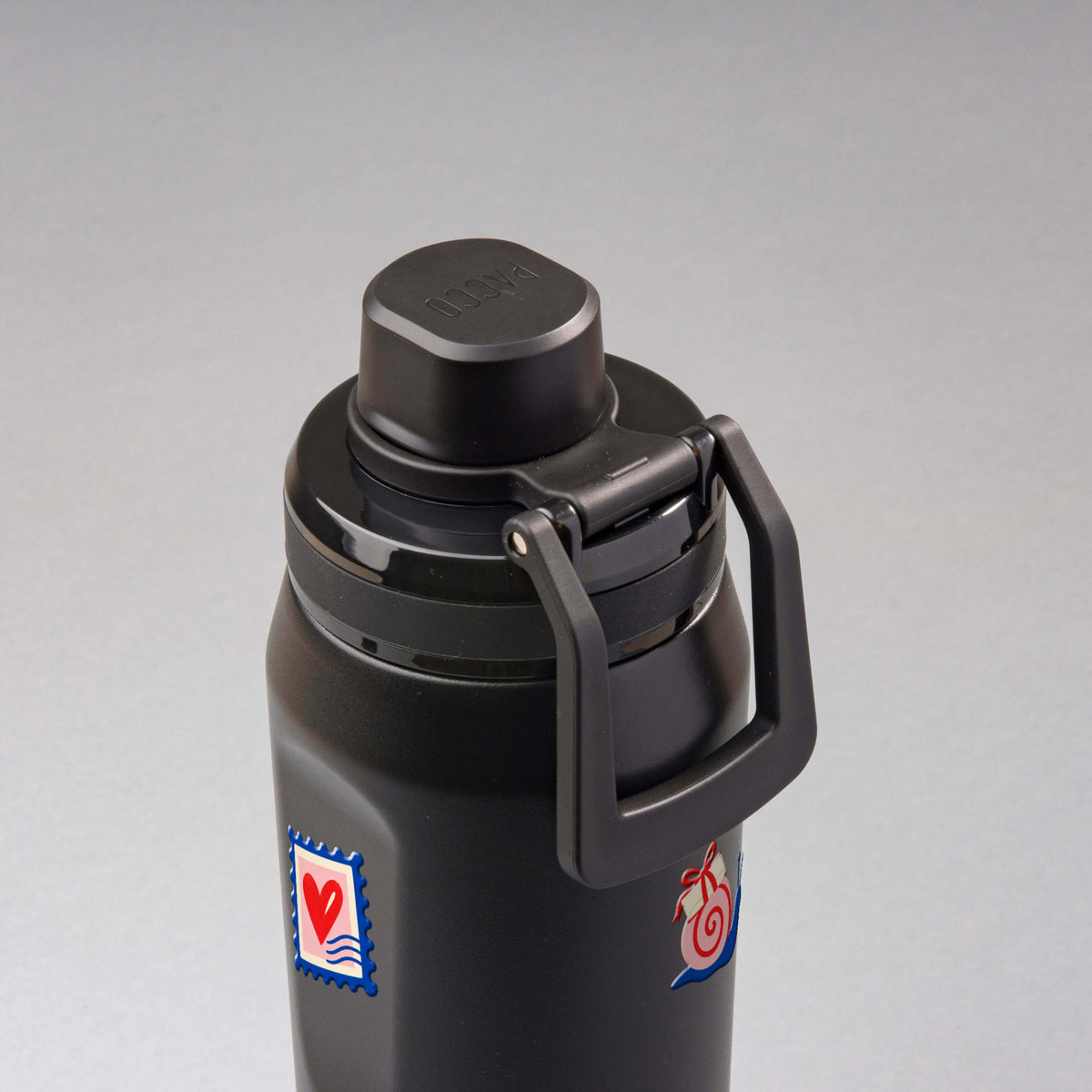 Garrafa Térmica PACCO Vyta 650ml Clube das Cartas Preta, vista de cima com a alça na frente