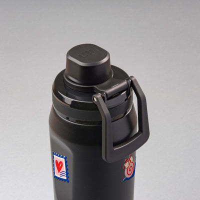 Garrafa Térmica PACCO Vyta 650ml Clube das Cartas Preta, vista de cima com a alça na frente