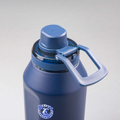 Garrafa Térmica PACCO Vyta 1200ml Porcelana de Coalas Marinho, vista de cima com a alça de lado