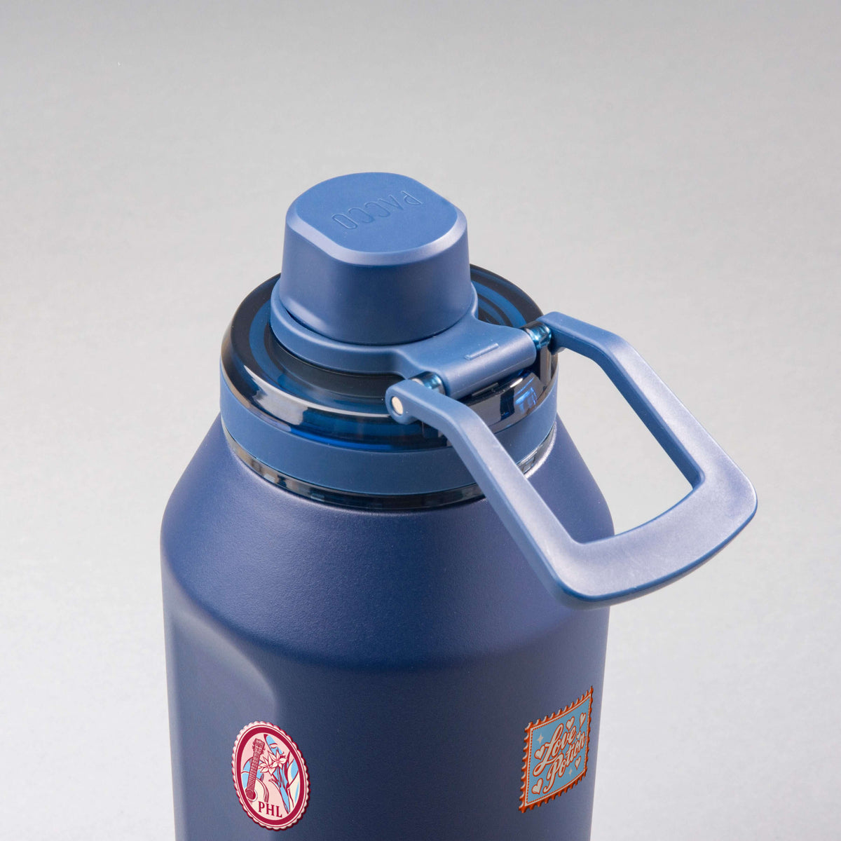 Garrafa Térmica PACCO Vyta 1200ml Selos de Viagem Marinho, vista de cima com a alça de lado