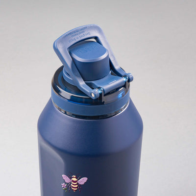 Garrafa Térmica PACCO Vyta 1200ml Lavanda Botânica Marinho, vista de cima com a alça levantada