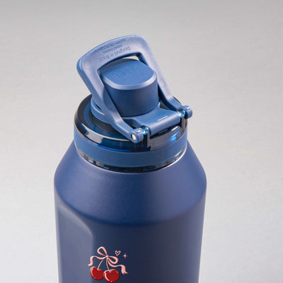 Garrafa Térmica PACCO Vyta 1200ml Cereja Pop Marinho, vista de cima com a alça levantada