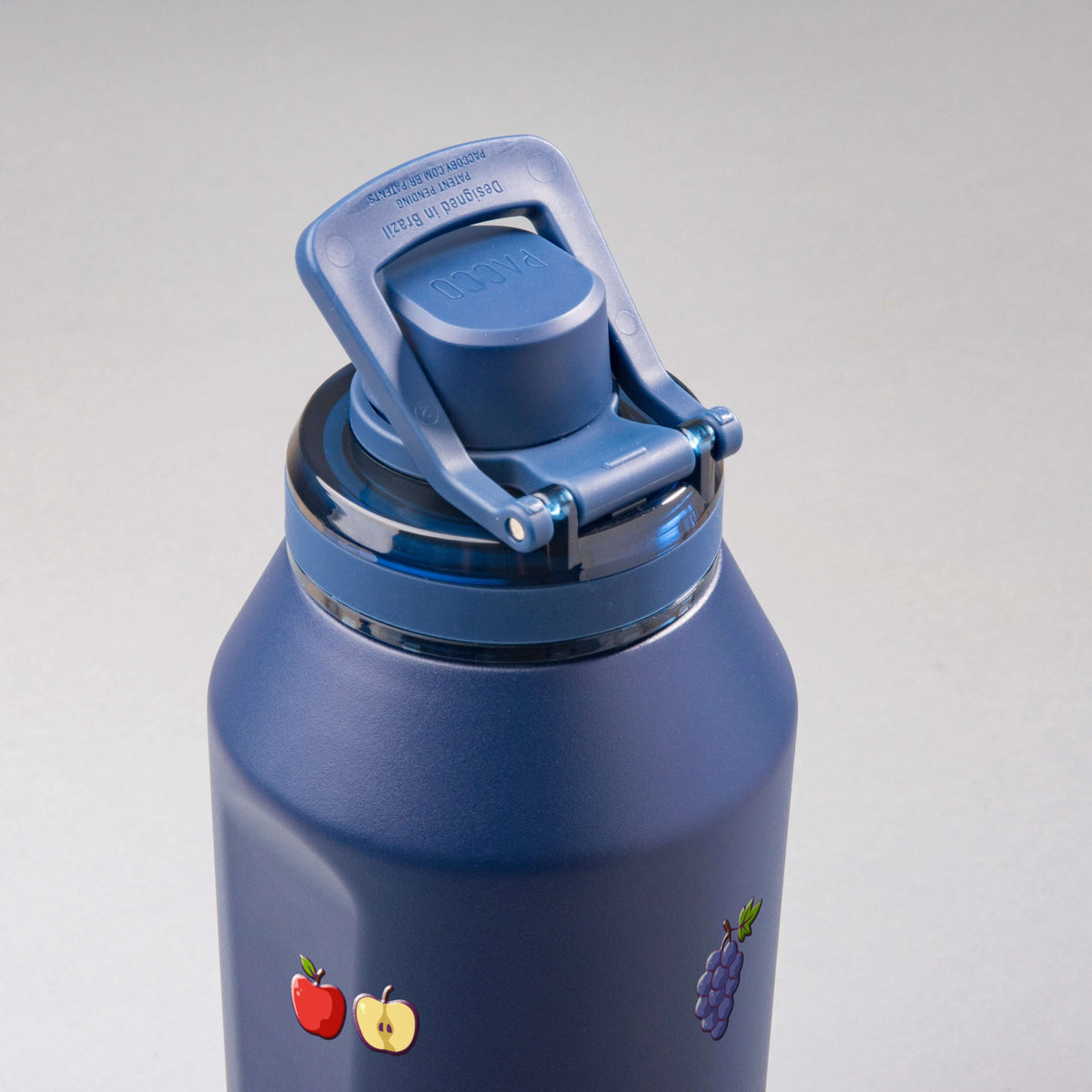 Garrafa Térmica PACCO Vyta 1200ml Frutas Marinho, vista de cima com a alça levantada