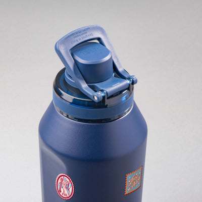 Garrafa Térmica PACCO Vyta 1200ml Selos de Viagem Marinho, vista de cima com a alça levantada