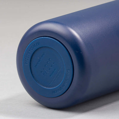 Base da Garrafa Térmica PACCO Vyta 1200ml em aço inox azul, mostrando resistência e design elegante.