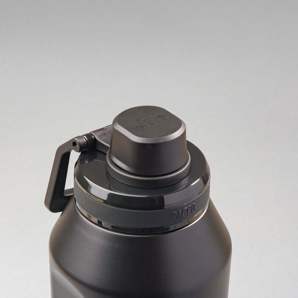 Garrafa Térmica PACCO Vyta 1200ml em aço inox preto, tampa com alça, alta durabilidade e manutenção térmica.