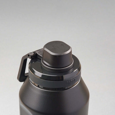 Garrafa Térmica PACCO Vyta 1200ml em aço inox preto, tampa com alça, alta durabilidade e manutenção térmica.