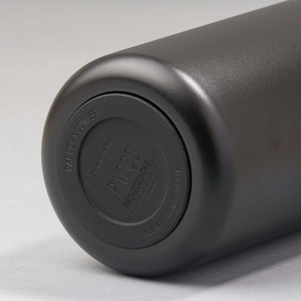 Base da Garrafa Térmica PACCO Vyta 1200ml em aço inoxidável premium, mostrando a resistência e durabilidade do material.