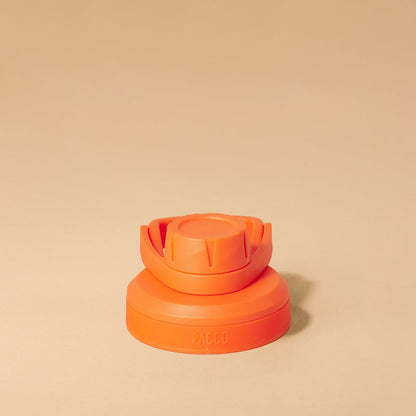 Tampa PACCO Stiff laranja com design arrojado e vedação em silicone para garantir fechamento hermético.