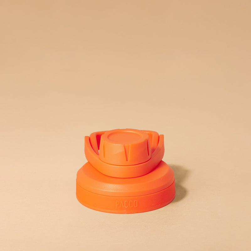 Tampa PACCO Stiff alaranjada em polipropileno com vedação em silicone, design arrojado para transporte seguro sem vazamentos.