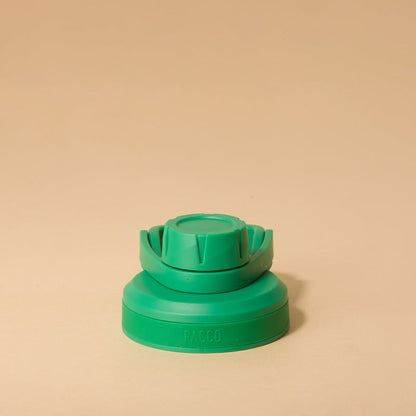 Tampa PACCO Stiff verde em polipropileno, com vedação em silicone, para transporte seguro sem vazamentos. Design arrojado e funcional.