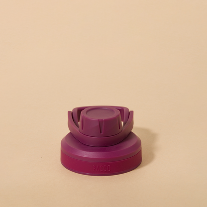 Tampa PACCO Stiff em polipropileno roxo com vedação de silicone para fechamento hermético de garrafas, garantindo transporte seguro.