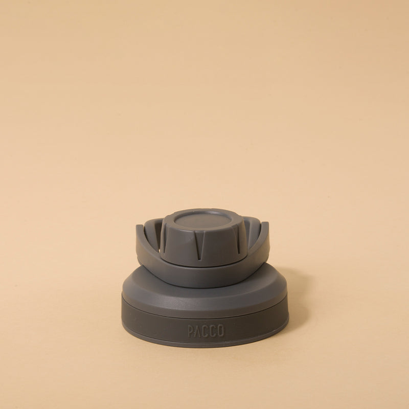 Tampa PACCO Stiff cinza, design arrojado em polipropileno com vedação de silicone para transporte seguro e sem vazamentos.