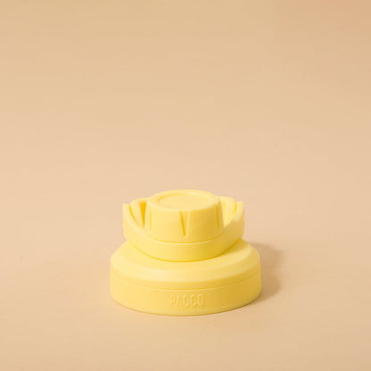 Tampa PACCO Stiff amarela, com design arrojado e vedação de silicone, para transporte seguro de líquidos sem vazamentos.