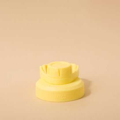 Tampa PACCO Stiff amarela em polipropileno com vedação em silicone, garantindo vedação hermética e transporte seguro sem vazamentos.