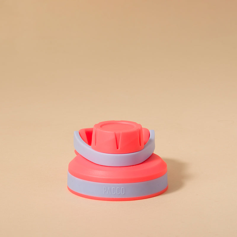 Tampa PACCO Stiff Colors em polipropileno com anel de silicone, vedação eficiente e design moderno para transportar sua garrafa.