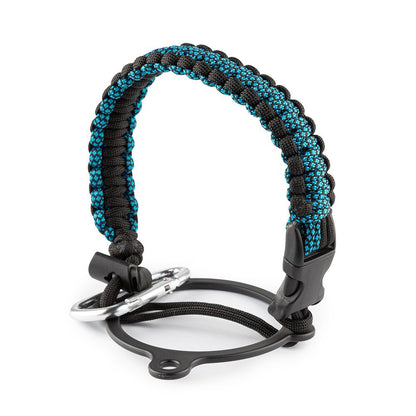 Alça de Mão - Bicolor com design acolchoado e ajustável para transporte confortável, em preto e azul. Ideal para alívio de tensão.