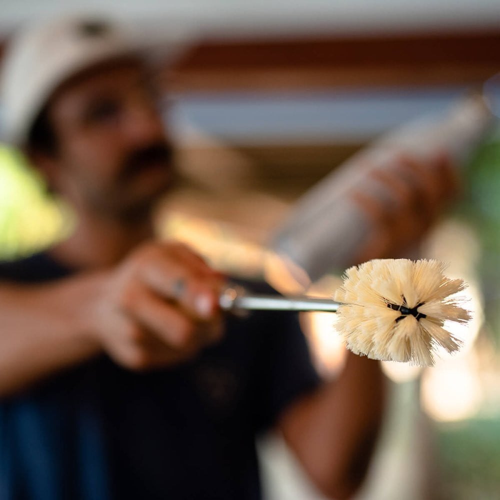 Escova para Higienização de Garrafas e Copos - Kouda em uso para limpeza interna