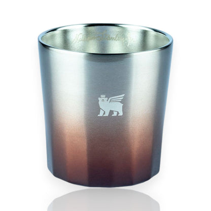 Cop Prismático baixo - 201ml com acabamento em aço e design moderno prismático, disponível em Foundry Black e Bourbon.