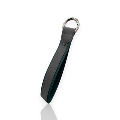 Alça para Garrafa Térmica com argola em couro ecológico e metal resistente, destacando conforto, durabilidade, e design elegante.